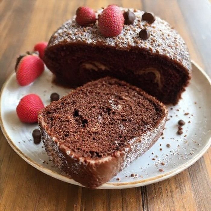 Buche au chocolat maison avec fraises décoratives